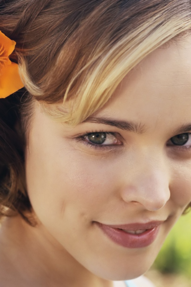 Рейчел с цветком в волосах