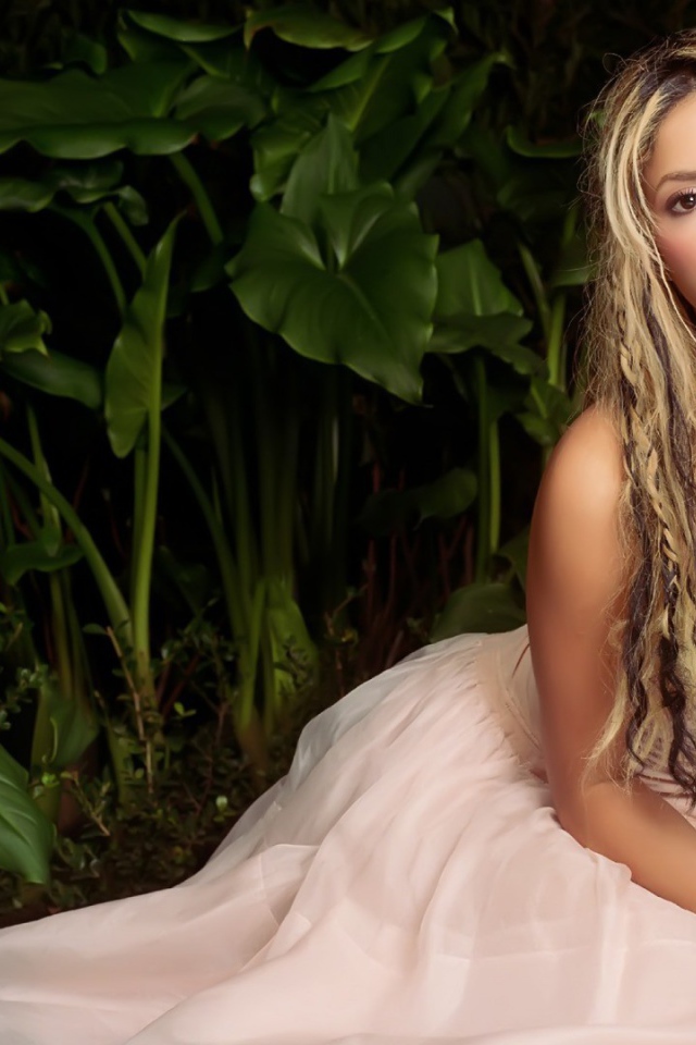 Певица Шакира в белом платье