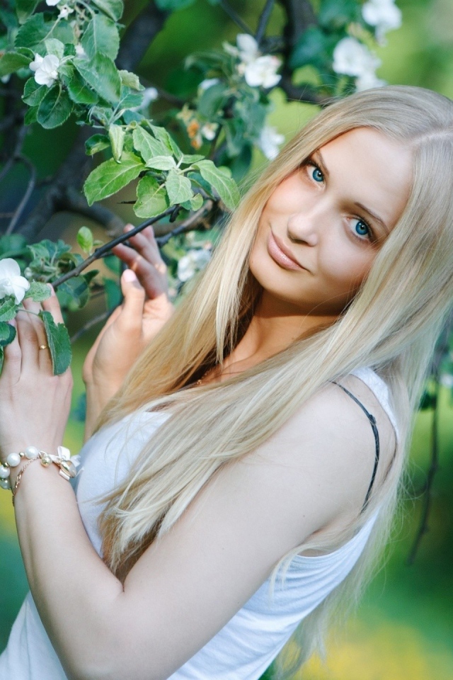 Блондинка у цветущего дерева