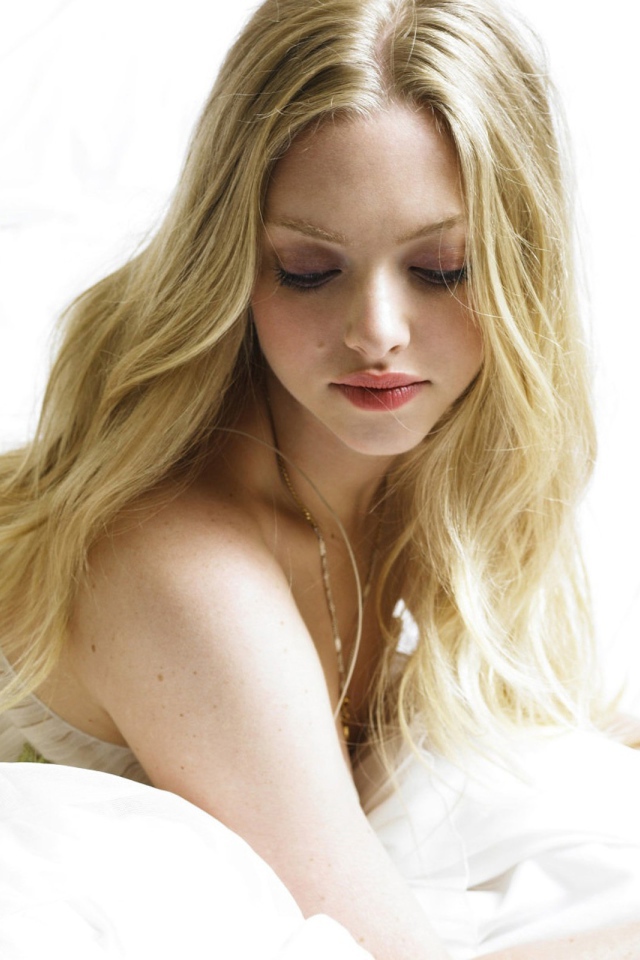 Блондинка на белой кровати