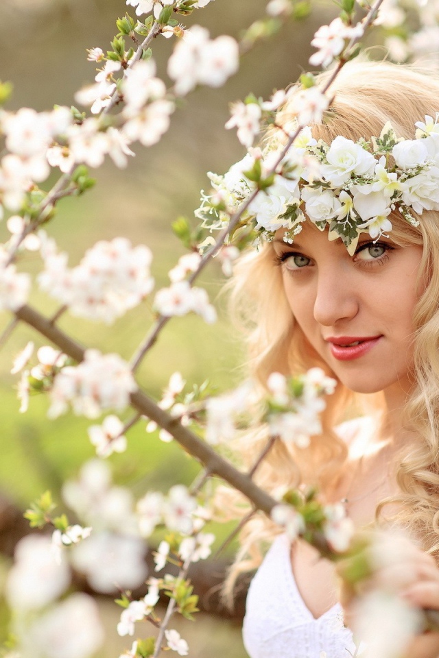 Блондинка с венком 