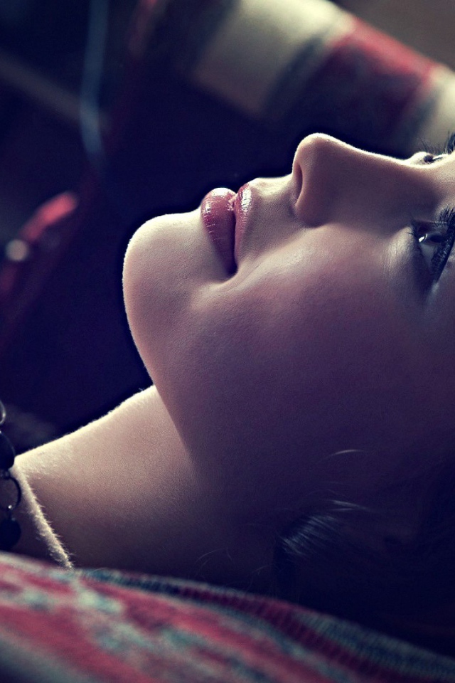 Девушка о чем-то мечтает