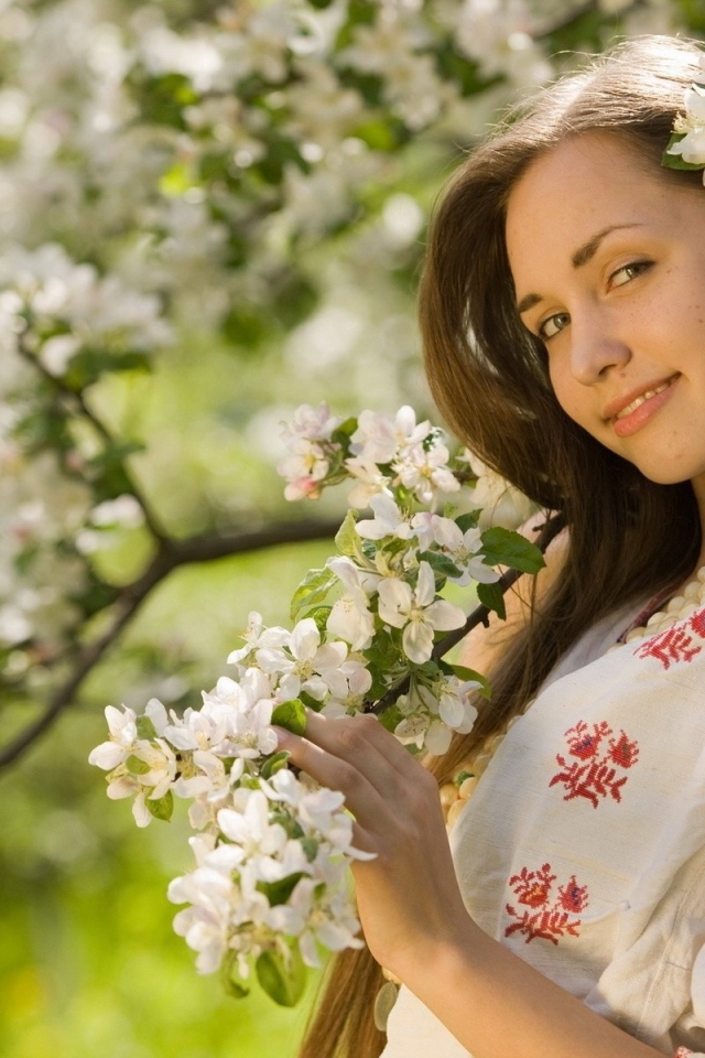 Девушка у цветущей яблони