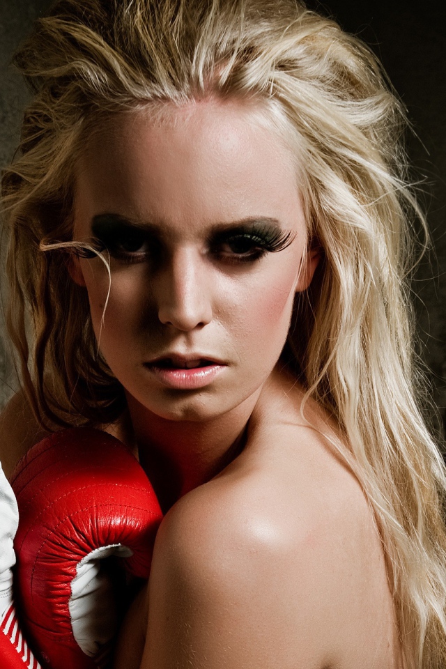 Девушка в боксерских перчатках