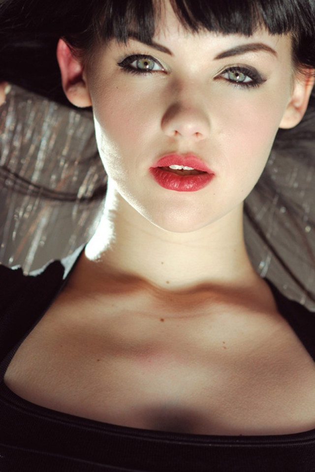 Девушка подняла волосы