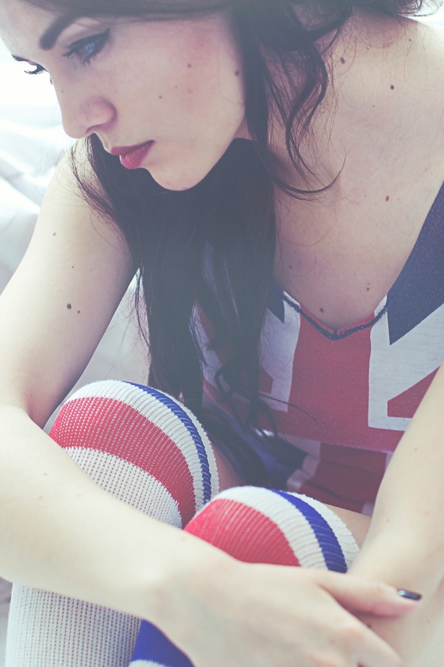 Девушка грустит на кровати