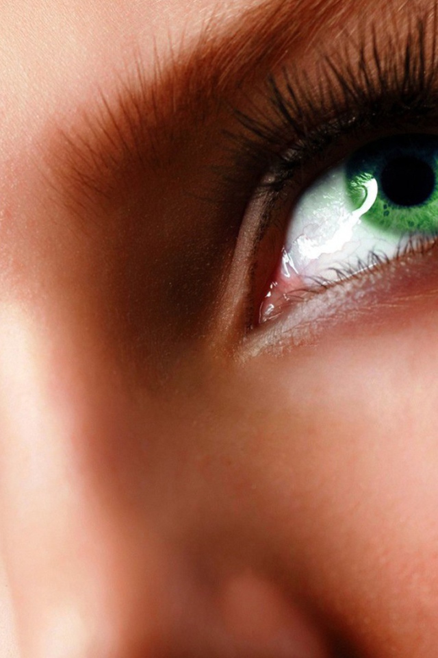 Зеленые глаза с изумрудом