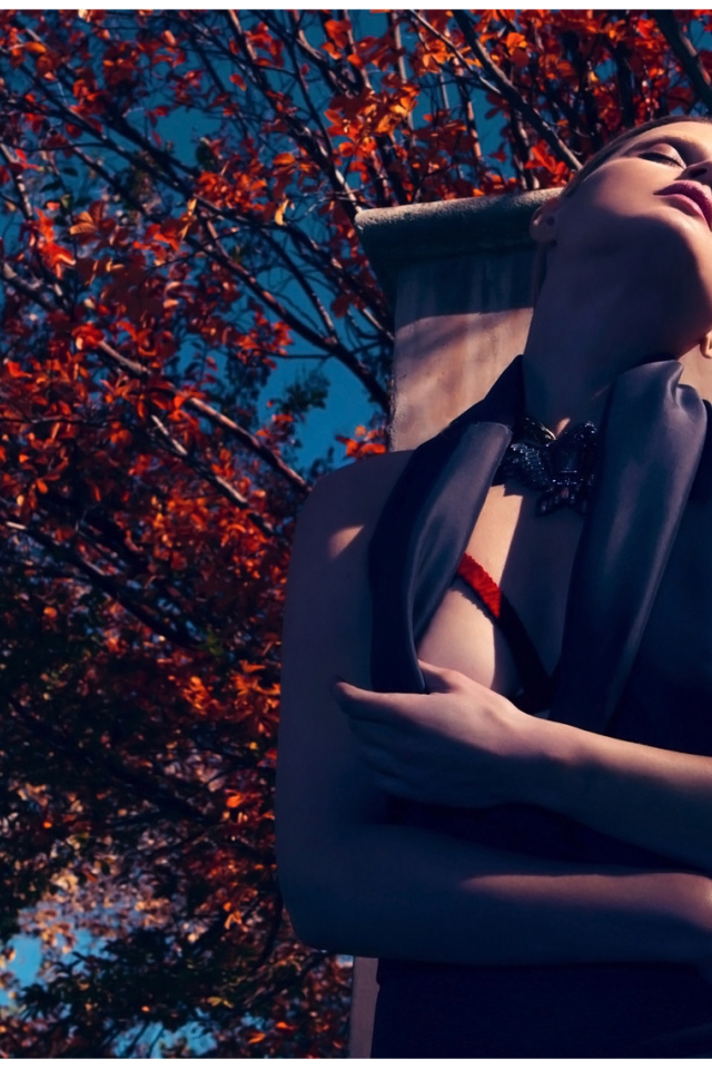 Фотография девушки на фоне осенних деревьев