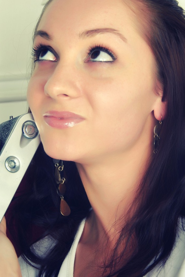 Брюнетка с фотоаппаратом