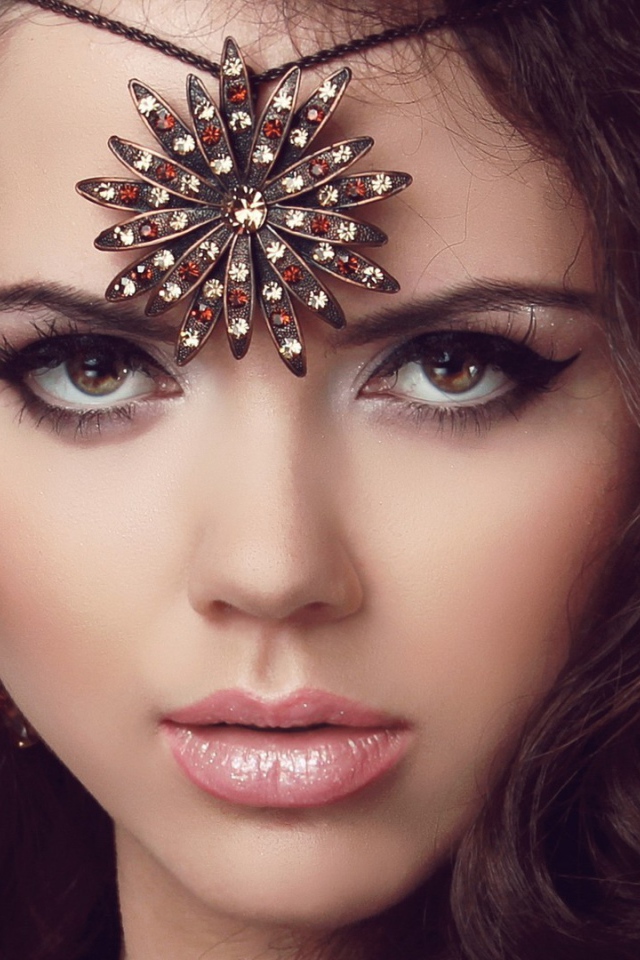 Брюнетка с украшением