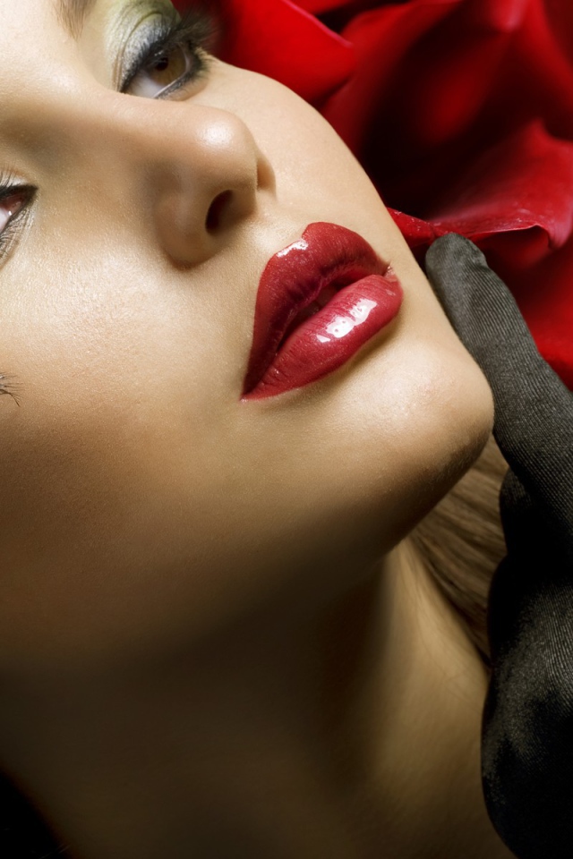 Брюнетка с сочными губами