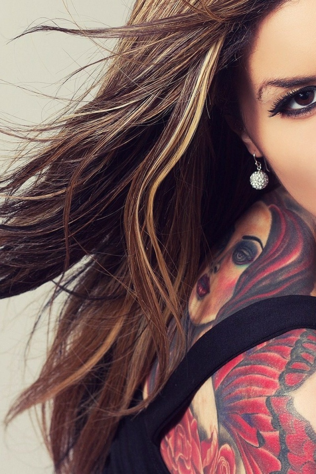 Брюнетка с татуировкой девушка
