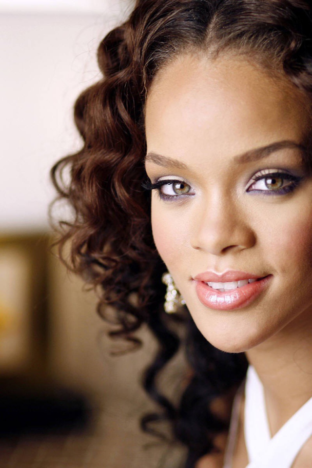 Брюнетка с волнистыми волосами