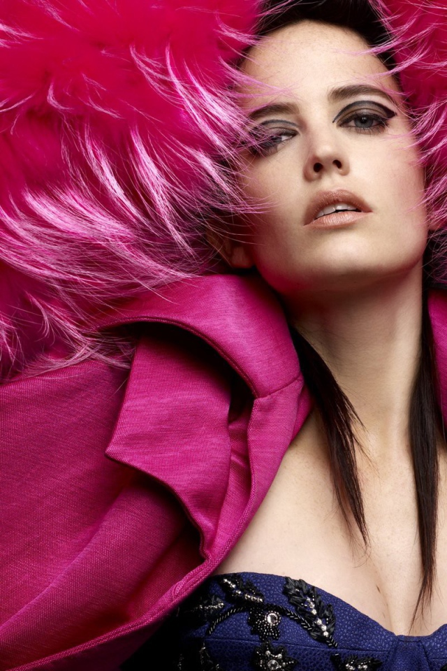 Девушка в розовой одежде