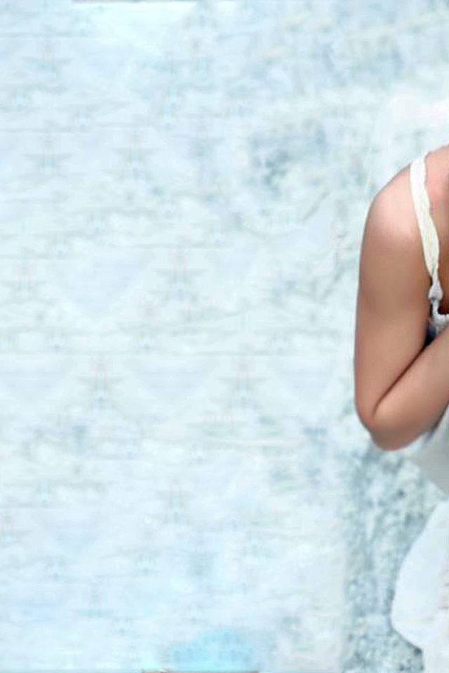 Девушка стоит на колене