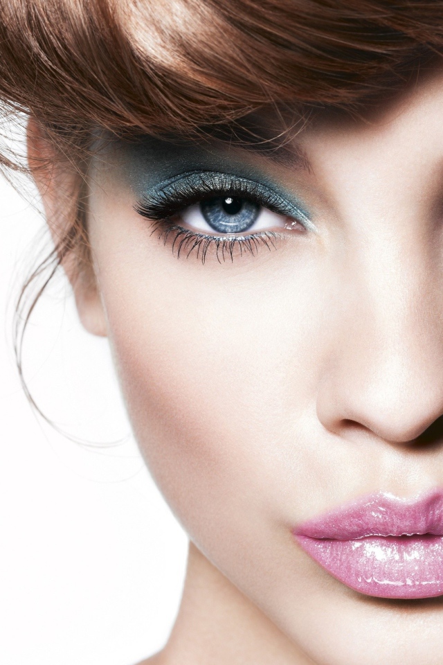 Девушка подмигивает