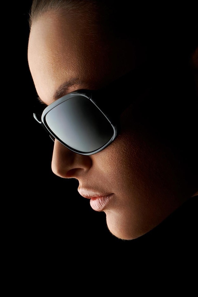 Девушка в темных очках