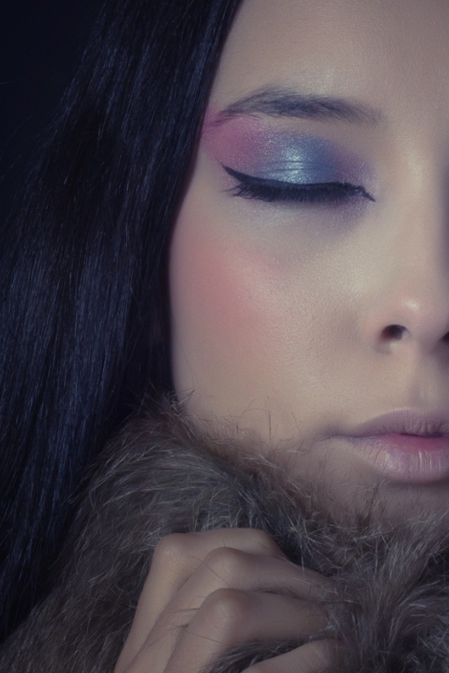 На девушке мягкий меховой воротник