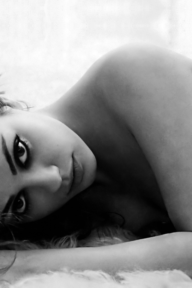 Девушка лежит на ковре