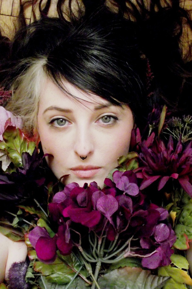 девушка с пирсингом с цветами