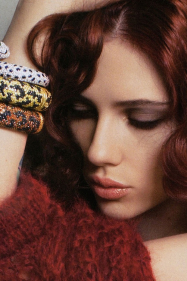 Актриса с браслетом на руке