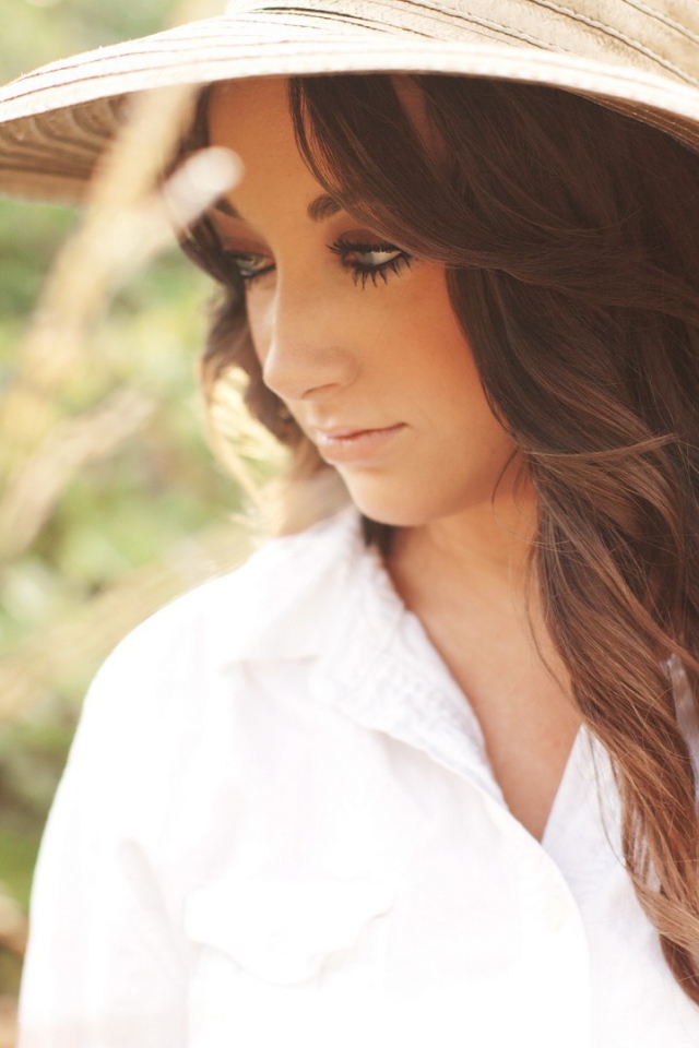 Брюнетка в широкополой шляпе