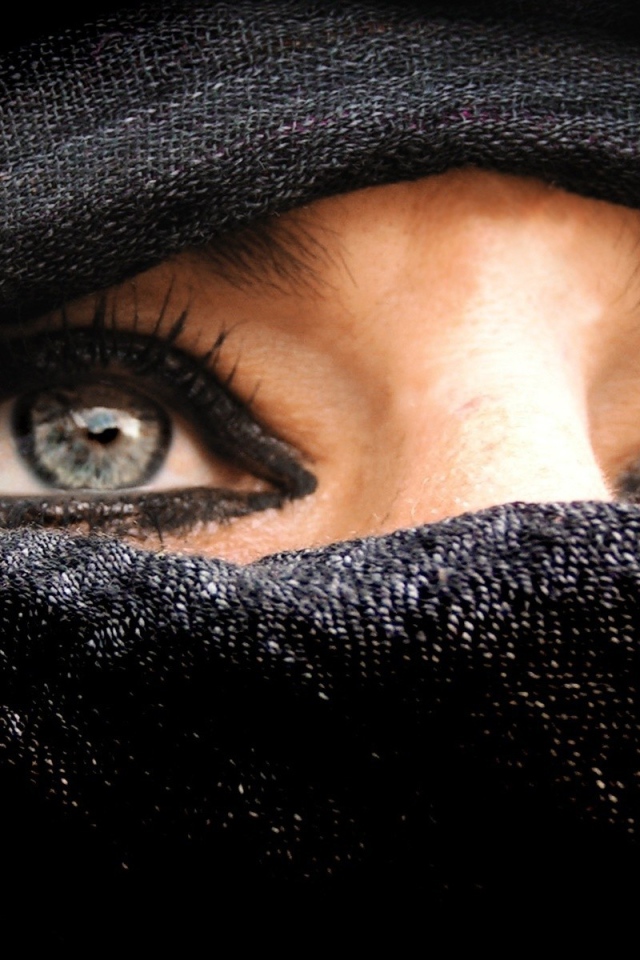 Лицо закрытое платком