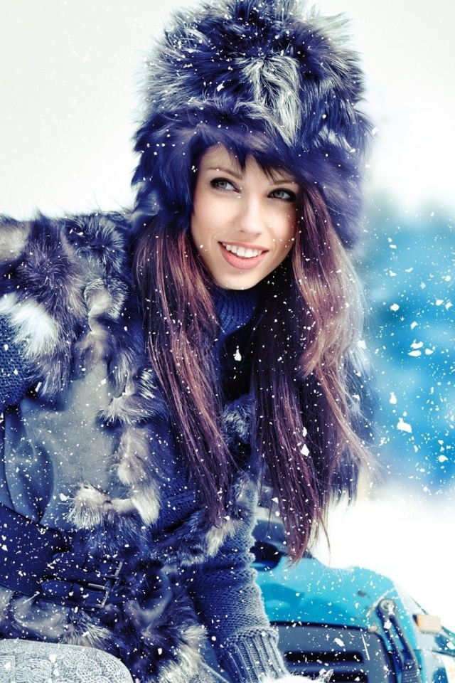 Девушка в меховой одежде и шапке