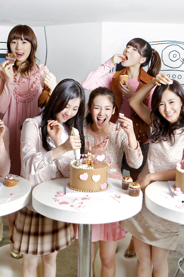 Японские девушки едят торт