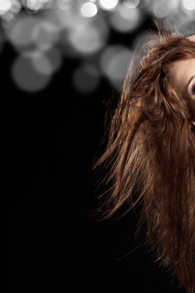 Модель с распущенными волосами