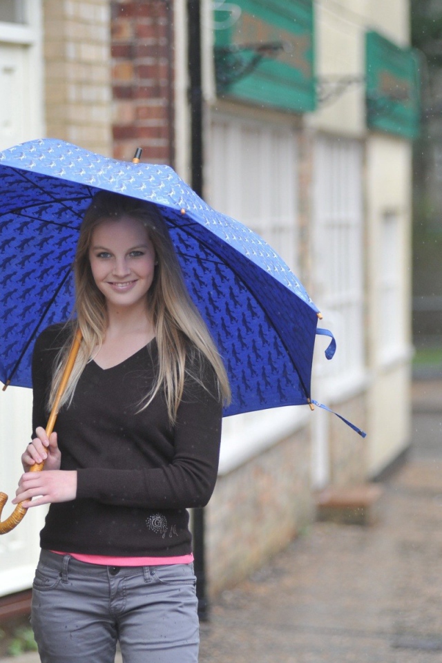 Модель с синим зонтом