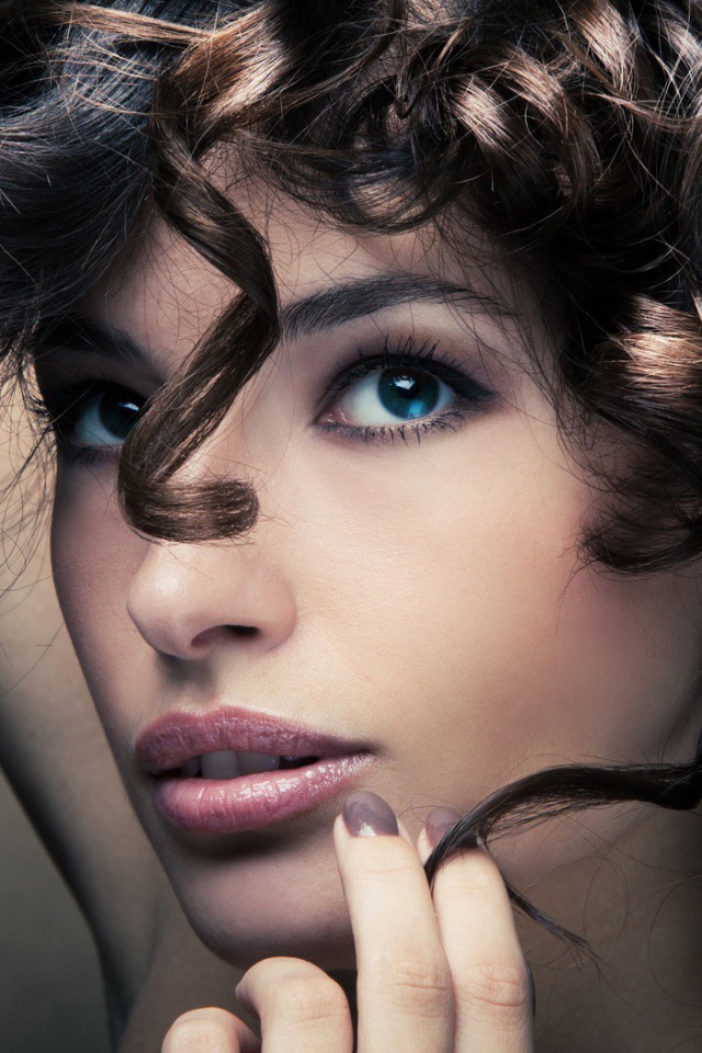 Модель с кудрявыми волосами