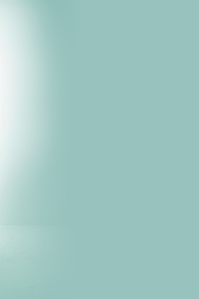 Оливия у белой стены