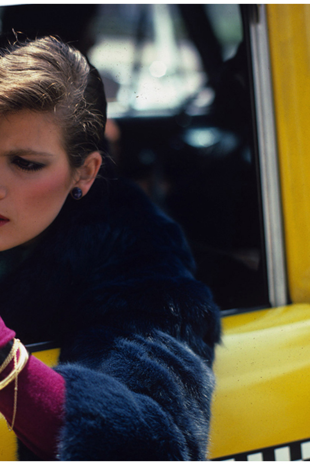 Фотография девушки в такси