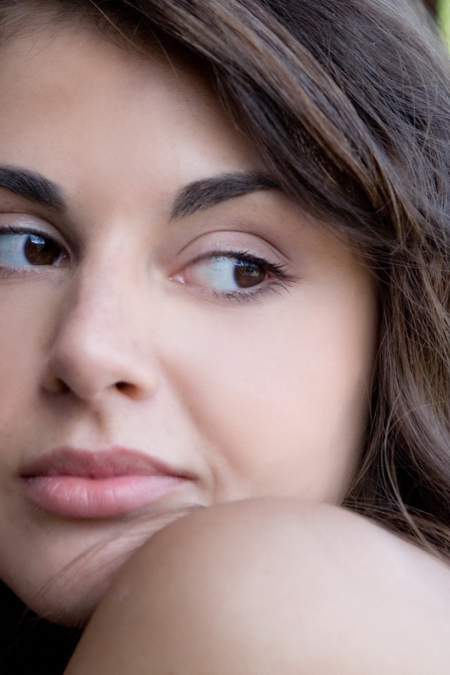 Девушка прижалась к забору