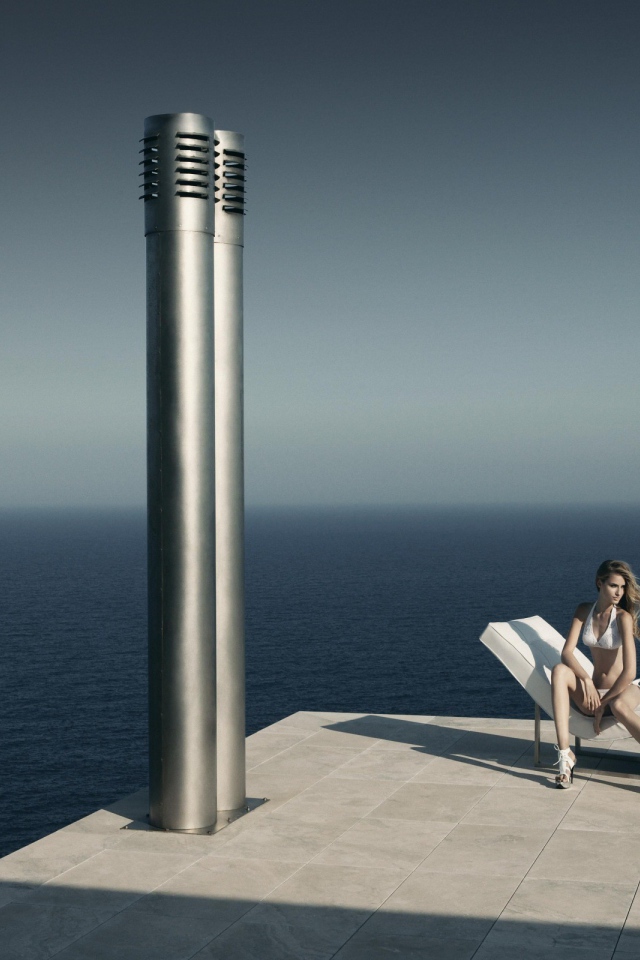 Девушка сидит у моря