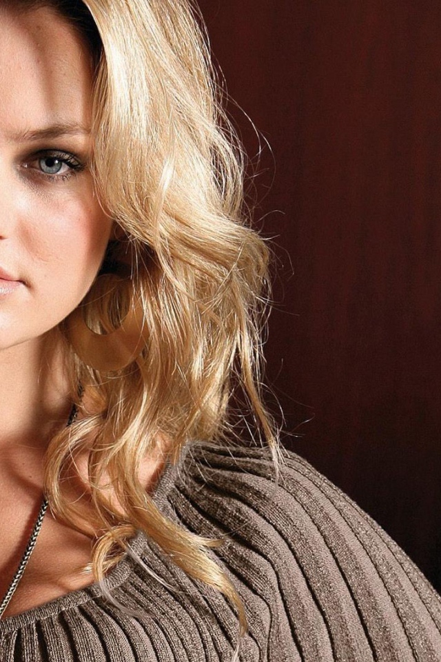 Модель с браслетом на руке