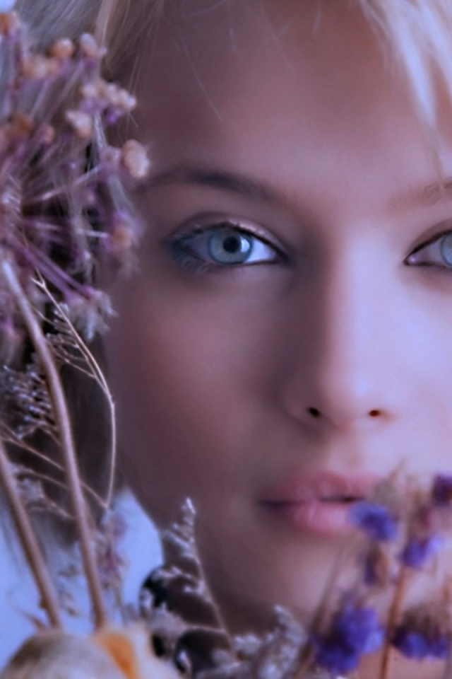 Модель с голубыми глазами