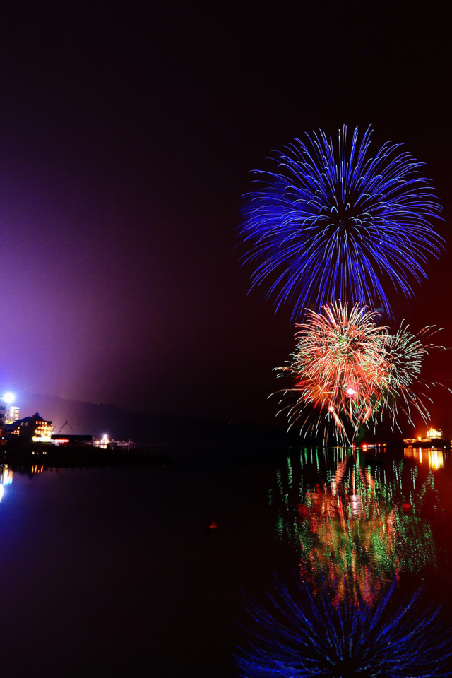Праздничный фейерверк над рекой
