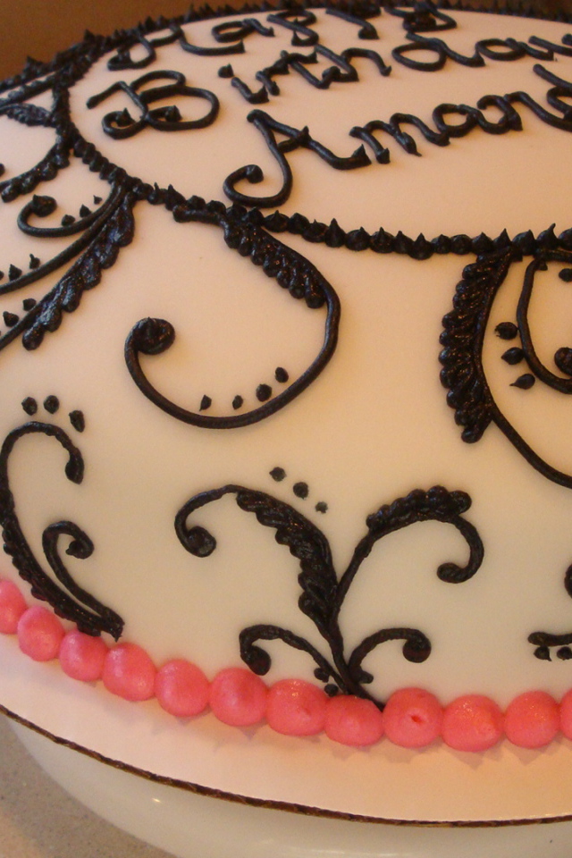 Красивый торт с шоколадным рисунком на день рождения