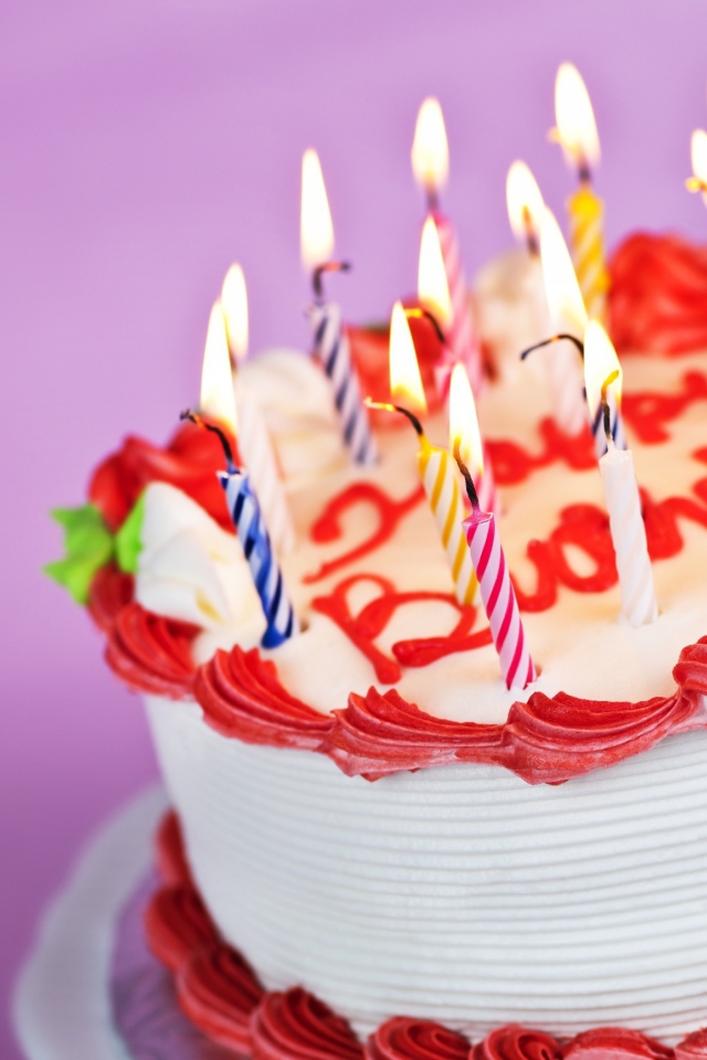 Торт на день рождения, фиолетовый фон