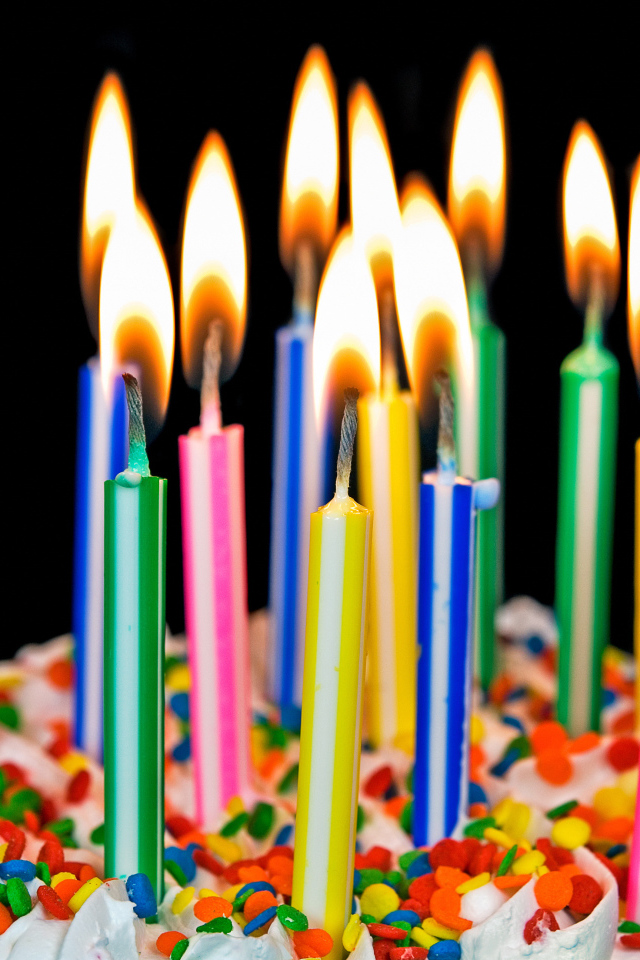 Разноцветные яркие свечи на день рождения