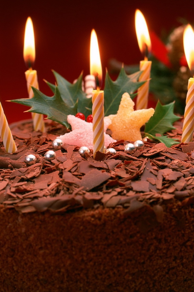  Торт со свечами на день рождения