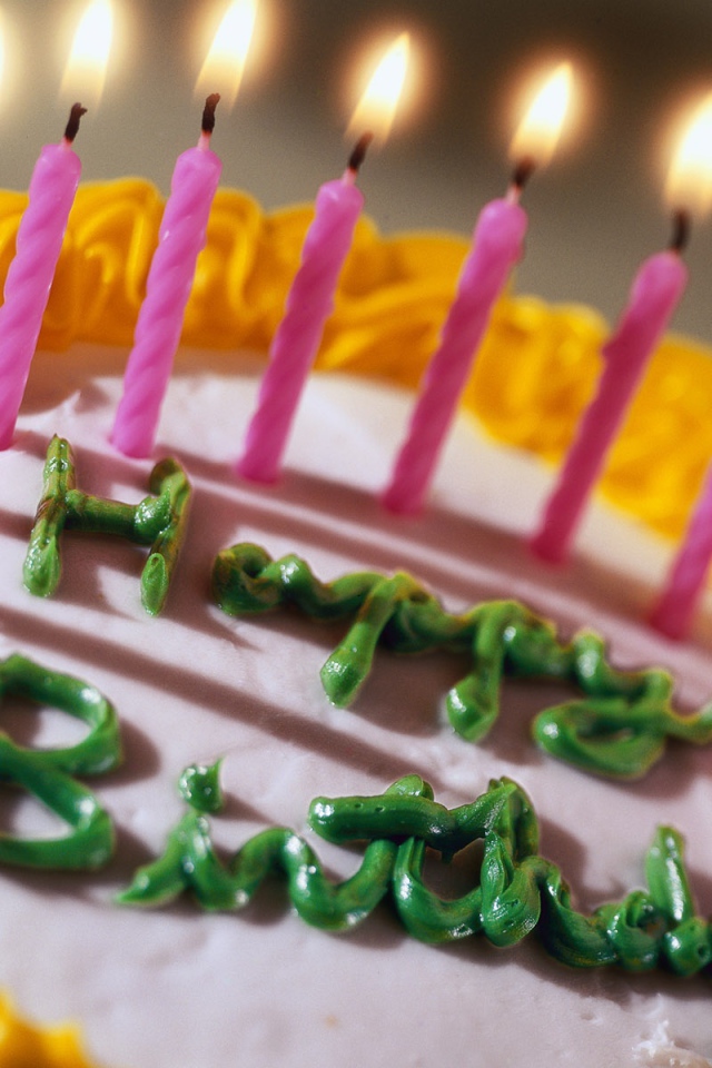 Торт с зелёной надписью на день рождения