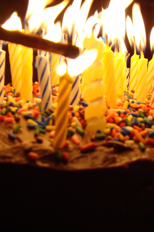 Свечи и торт на день рождения