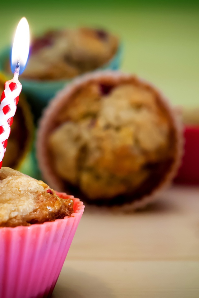 Кекс со свечой на день рождения