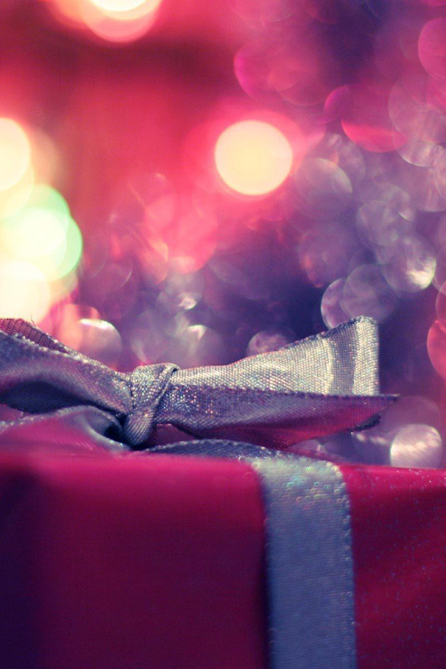 Подарок в красной обёртке  на день рождения