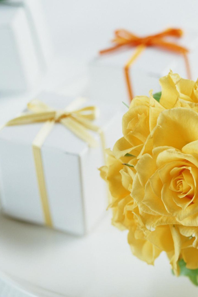 Подарки и жёлтые розы на день рождения