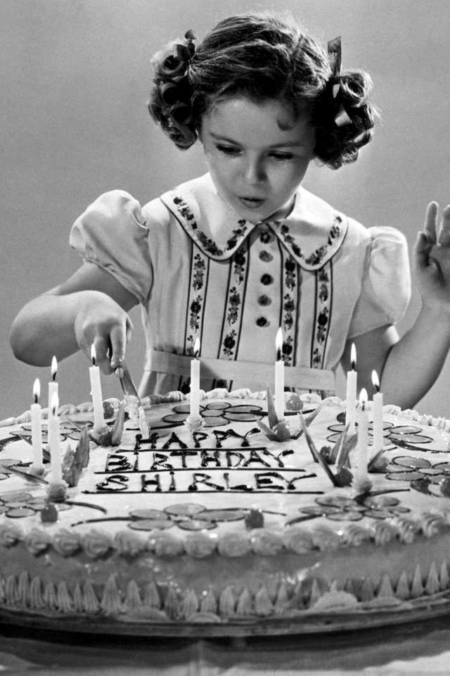 Девочка на день рождения, чёрно-белая картинка