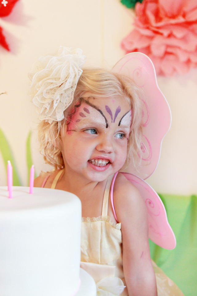 Счастливая девочка на день рождения